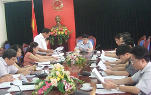 Lãnh đạo Sở Tài chính báo cáo các dự thảo tờ trình tại buổi thảo luận.